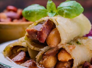 Comida mexicana. Chicharron prensado, papas con chorizo y frijoles. Comida tradicional Mexicana.