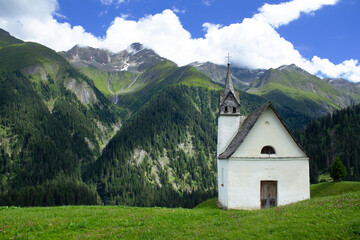 Bergkapelle auf gründer Wiese in den Schweizer Alpen