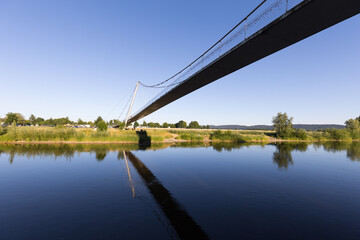 Die Fußgängerbrücke überquert die Weser in Minden, Deutschland - 768901460