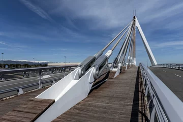 Crédence de cuisine en verre imprimé Atlantic Ocean Road Bridge with pedestrian walkway and vehicle lanes with metal braces to support the structure