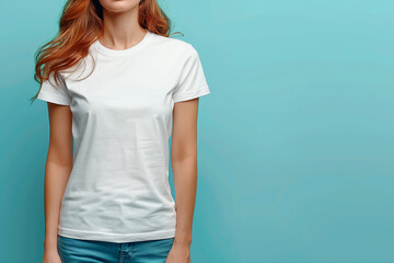 Maglietta bianca indossata da una donna, per mockup, sfondo celeste - obrazy, fototapety, plakaty