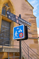 Verkehrsschild und Wegweiser zu Sehenswürdigkeiten in der Altstadt von Colmar in Frankreich - 768907068