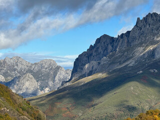 Vista panorámicas de las montañas nevadas de los Picos de Europa. España. León 