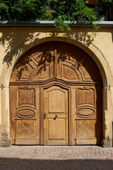 altes historisches Eingangstor aus Eichenholz an einem Haus in der Altstadt von Colmar in Frankreich - 768909007