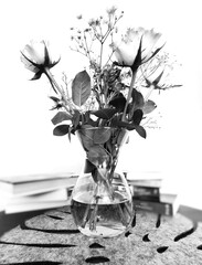 bukiet róż w szklanym wazonie na stoliku kawowym - obrazy, fototapety, plakaty
