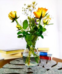 bukiet róż w szklanym wazonie na stoliku kawowym