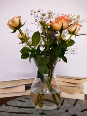 bukiet róż w szklanym wazonie na stoliku kawowym - obrazy, fototapety, plakaty