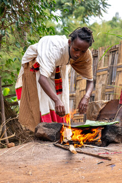 Ethiopia, a young woman from the Dorze tribe prepairs flatbread on an open fire place. DORZE 13/02/2024