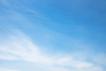 bright blue sky with feathery clouds, slight color differences - obrazy, fototapety, plakaty
