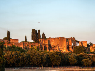 Obraz premium Sunset over the archaeological site of the Palatine, one of the seven hills on which Rome was built, photographed from the side facing the Circus Maximus