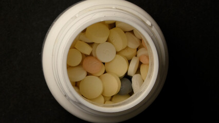 Pastillas en contenedor Blanco