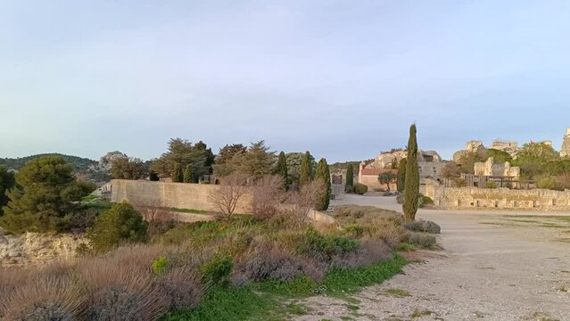 vue des ruines du château et du village des Baux de Provence.