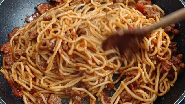 spaghettis &agrave; la bolognaise, en cuisson dans une po&ecirc;le