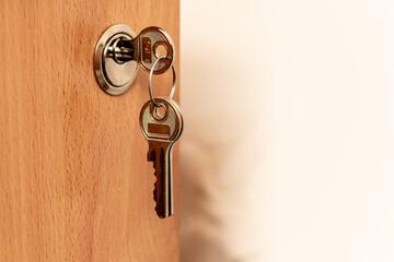 klucz w zamku szuflady i zapasowy klucz