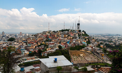 Vista panorámica de las favelas de cerro santa ana, guayaquil, ecuador