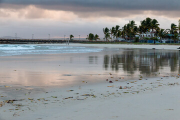 Puesta de sol en playa paradisíaca de Galapagos, ecuador