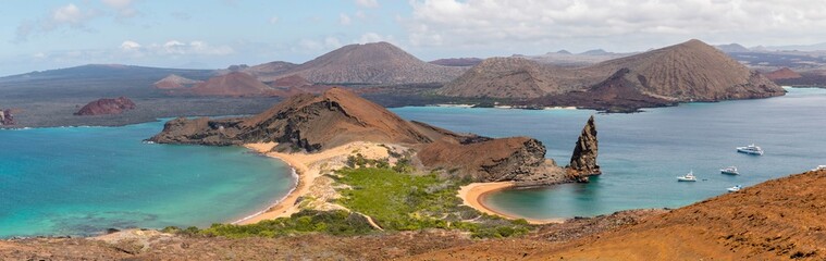 Vista panorámica desde lo alto del volcán de Isla Bartolomé, Galápagos - obrazy, fototapety, plakaty