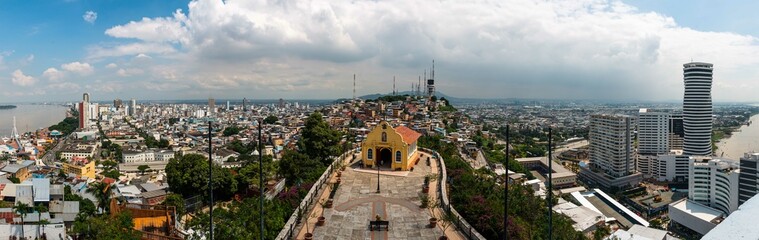 Vista panorámica de la iglesia del Cerro de Santa Ana, Guayaquil, Ecuador