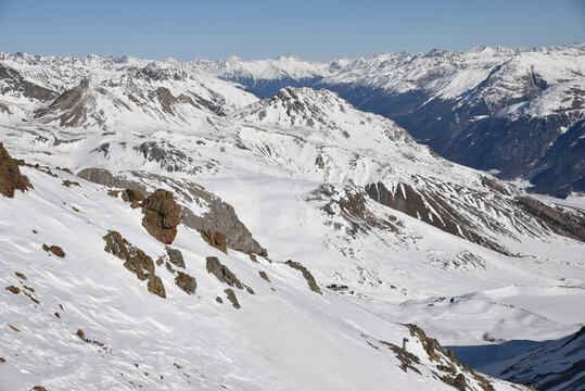 Monts et pics enneigés à Saint-Moritz en Suisse