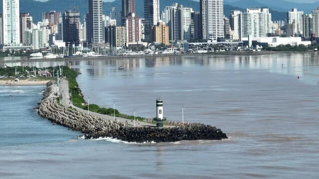 Molhe de itajai com a cidade ao fundo
