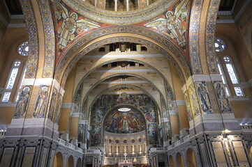 L' intérieur de la Basilique Sainte-Thérèse de Lisieux.