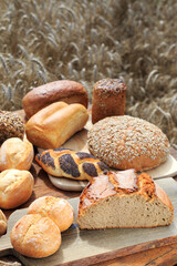 verschiedene Brotspezialitäten im getreidefeld