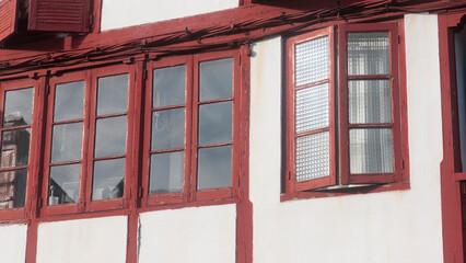 Ventana en casa de pueblo