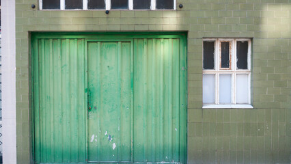 Puerta de garaje verde