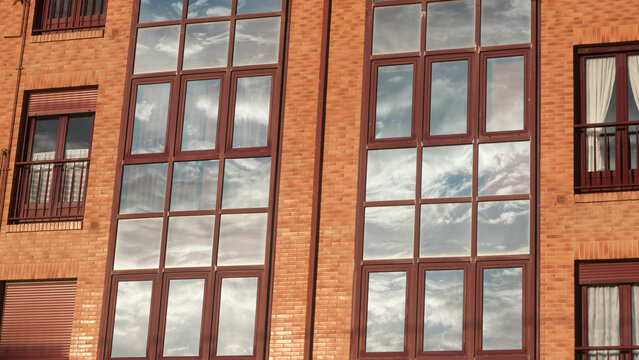 Reflejos del cielo en ventanas de cristal de edificio