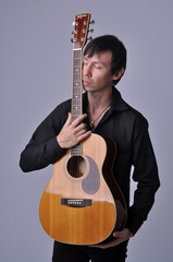 Musico com seu violão acustico 