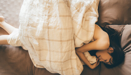 ベッドで眠る女性