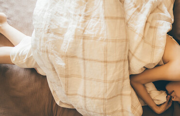 ベッドで眠る女性