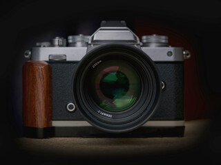 Moderne Digitalkamera, 50mm Blende 1.1 Objektiv, Body, Studiolicht