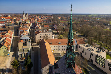 Fototapeta na wymiar Blick von der Schlosskirche über die Altstadt, im Hintergrund die Stadtkirche St. Marien, Lutherstadt Wittenberg, Sachsen Anhalt, Deutschland 
