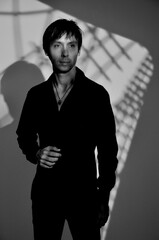 homem de comércio modelo em fotografia preto e branco 