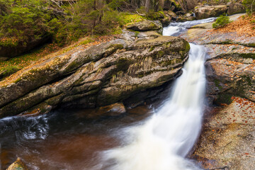 Obraz premium View of a beautiful waterfall in a mountain valley