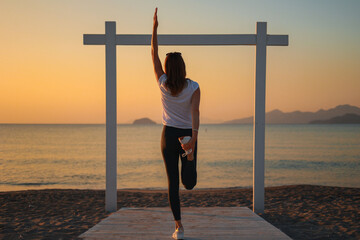 Joga, młoda dziewczyna praktykuje asany na wakacjach nad morzem. Wschód słońca na greckiej wyspie Kos. Ćwiczenia rozciągające, sport na powietrzu.  - obrazy, fototapety, plakaty