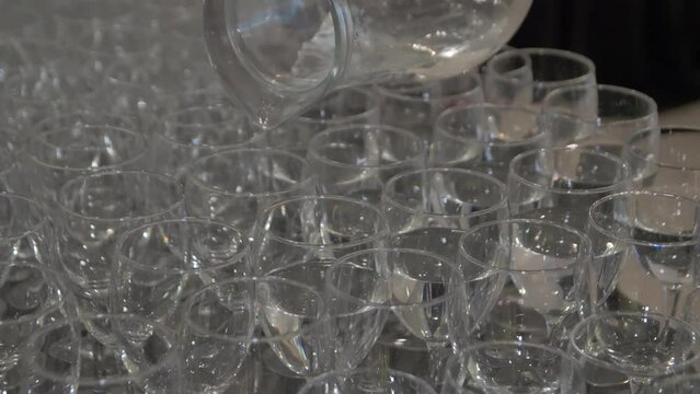 Jarra de agua y varios vasos vac&iacute;os sobre la mesa del restaurante o evento