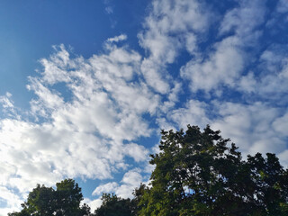 Blauer Himmel mit schönen Wolken