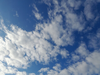 Blauer Himmel mit schönen Wolken