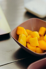 .sliced ​​peaches in a bowl on the table