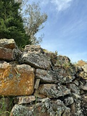 Cerca de piedra en el campo