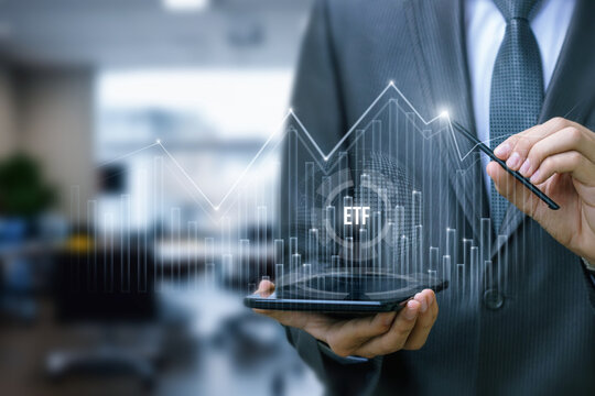 An investor analyzes the ETF market traffic graph.