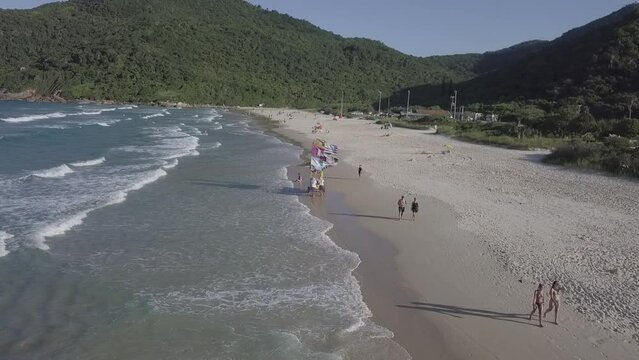 Vendedor Praia Carrinho Sucos Bandeiras Praia Brava Floripa Surf Ver&atilde;o Drone Natureza Beleza Ondas Areias Costeira Florian&oacute;polis Com&eacute;rcio Praias Turismo Atrativos Paisagem Divers&atilde;o Santa Catarina