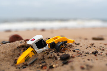 Zabawka koparka w piasku