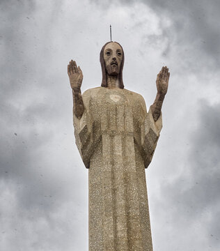 Estatua del cristo del Otero en Palencia, Castilla y León, España, sobre la cumbre de altozano,  siendo el cristo más alto de España con 21 metros y símbolo de la ciudad, sobre cielo nuboso gris