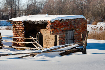 Opuszczony ceglany domek zimą