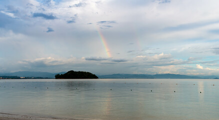 Puesta de sol en playa paradisíaca de Borneo con arco iris