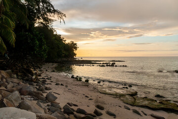 Puesta de sol en playa paradisíaca de Borneo