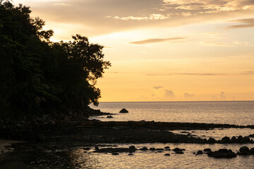 Puesta de sol en playa paradisíaca de Borneo